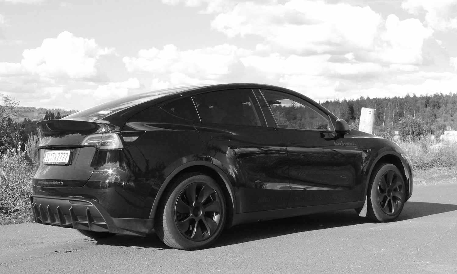 Taxi Weiss Flughafenfahrten - Tesla Model Y schwarz