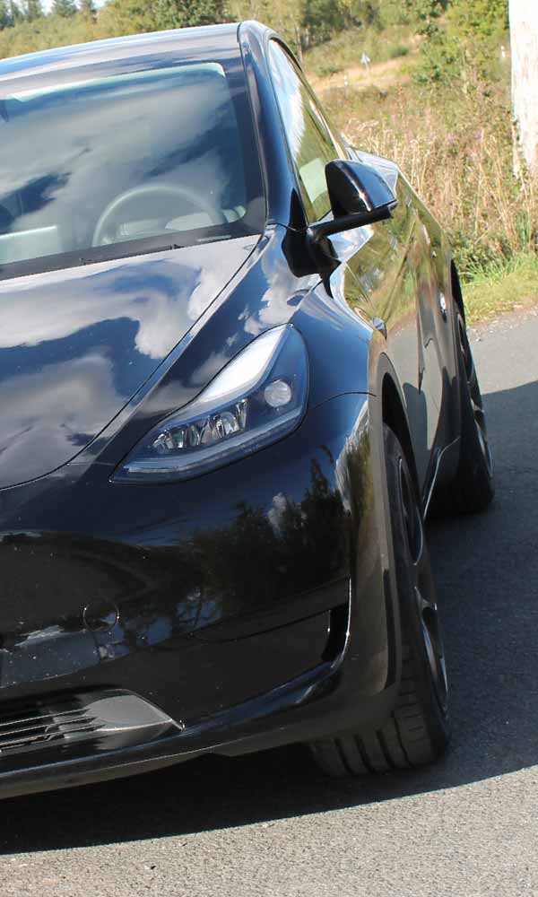 Taxi Weiss Flughafenfahrten - Tesla Model Y schwarz
