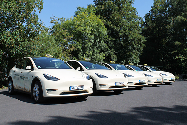 Taxi Weiss Tesla Modelle in Reihe