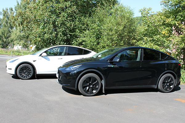 Taxi Weiss Tesla Model Y - weiß und schwarz